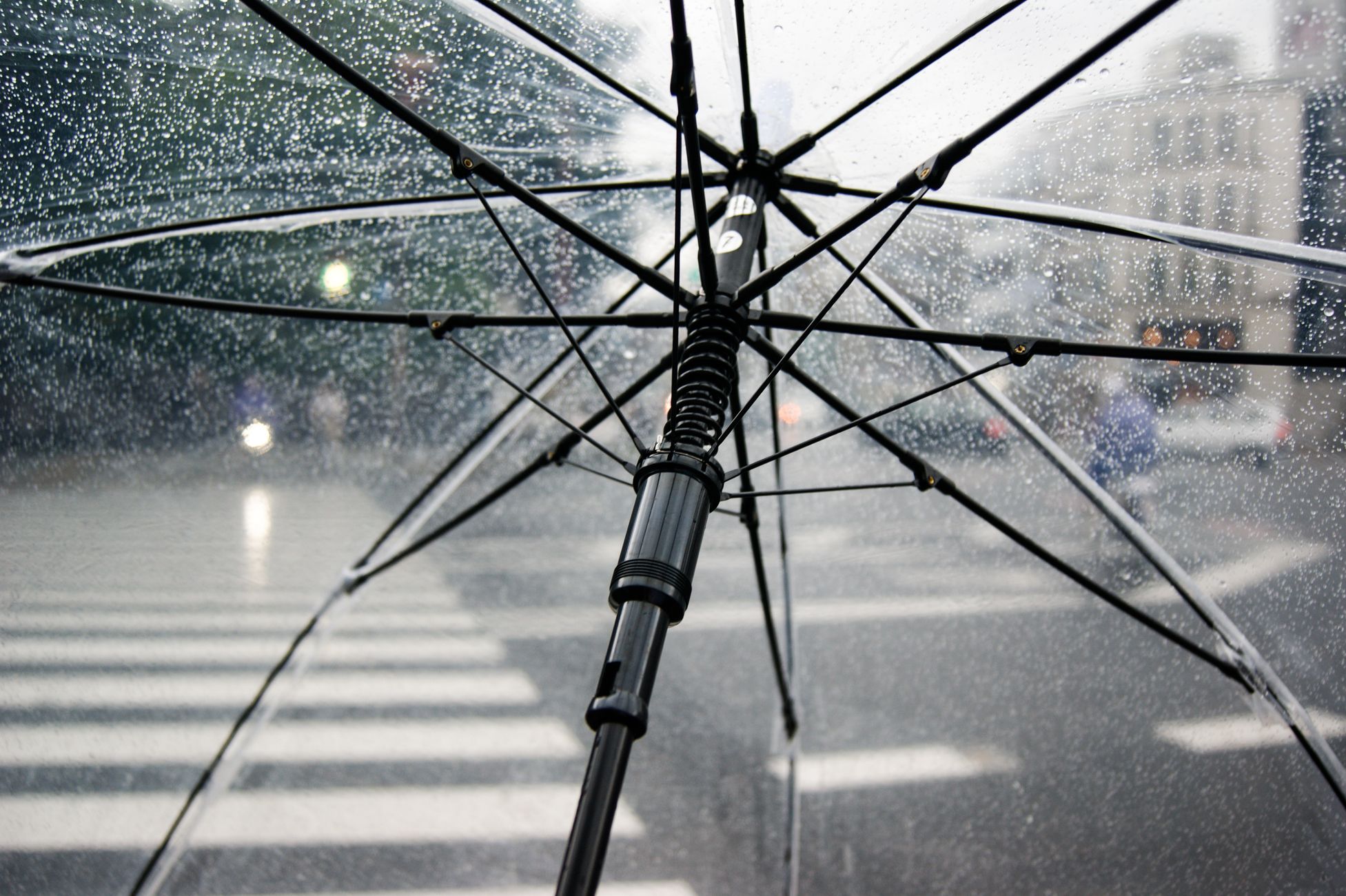 7月18日、傘の下で始まる週末 — くもり時々雨の街、屋内3つと夜の広場