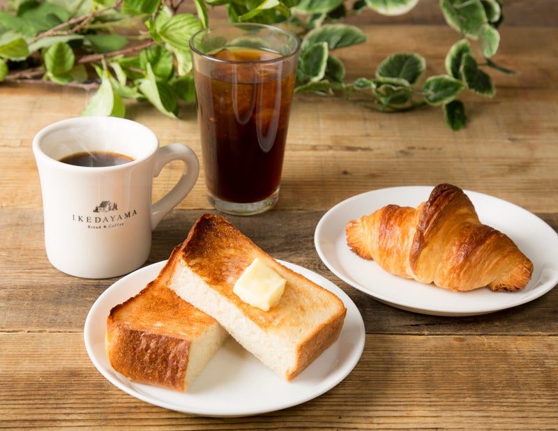 IKEDAYAMAのマグカップに注がれたホットコーヒー、白皿にのったトースト+バター、皿にのったクロワッサン、グラスのアイスコーヒー