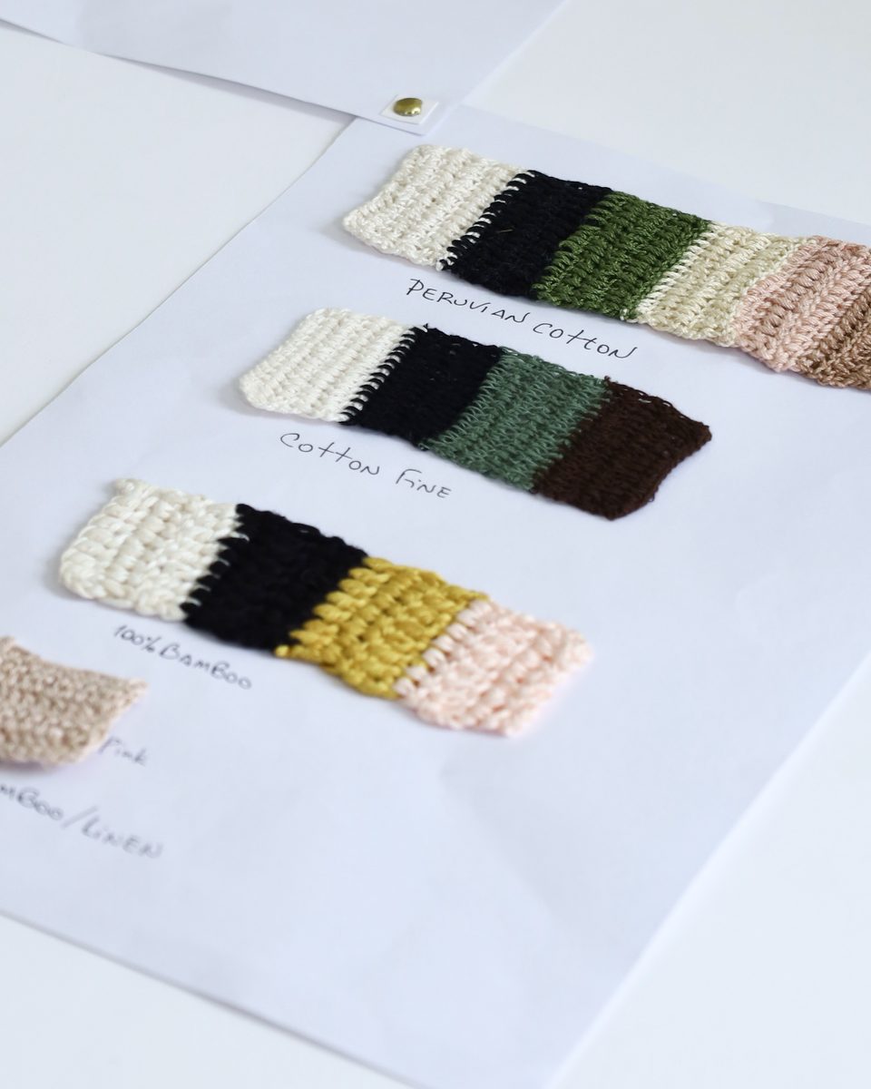店舗告知で「color variation」として公開された色見本。白い紙の上に、編み地の小片が数色ずつ並ぶ