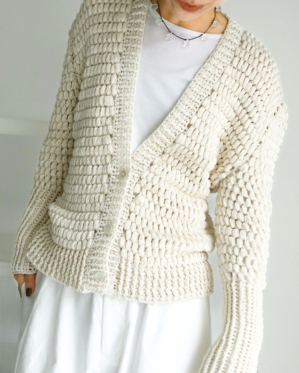 店舗告知で公開された INTERIOR CARDIGAN。太い糸で立体的に編まれたきなり色のカーディガン