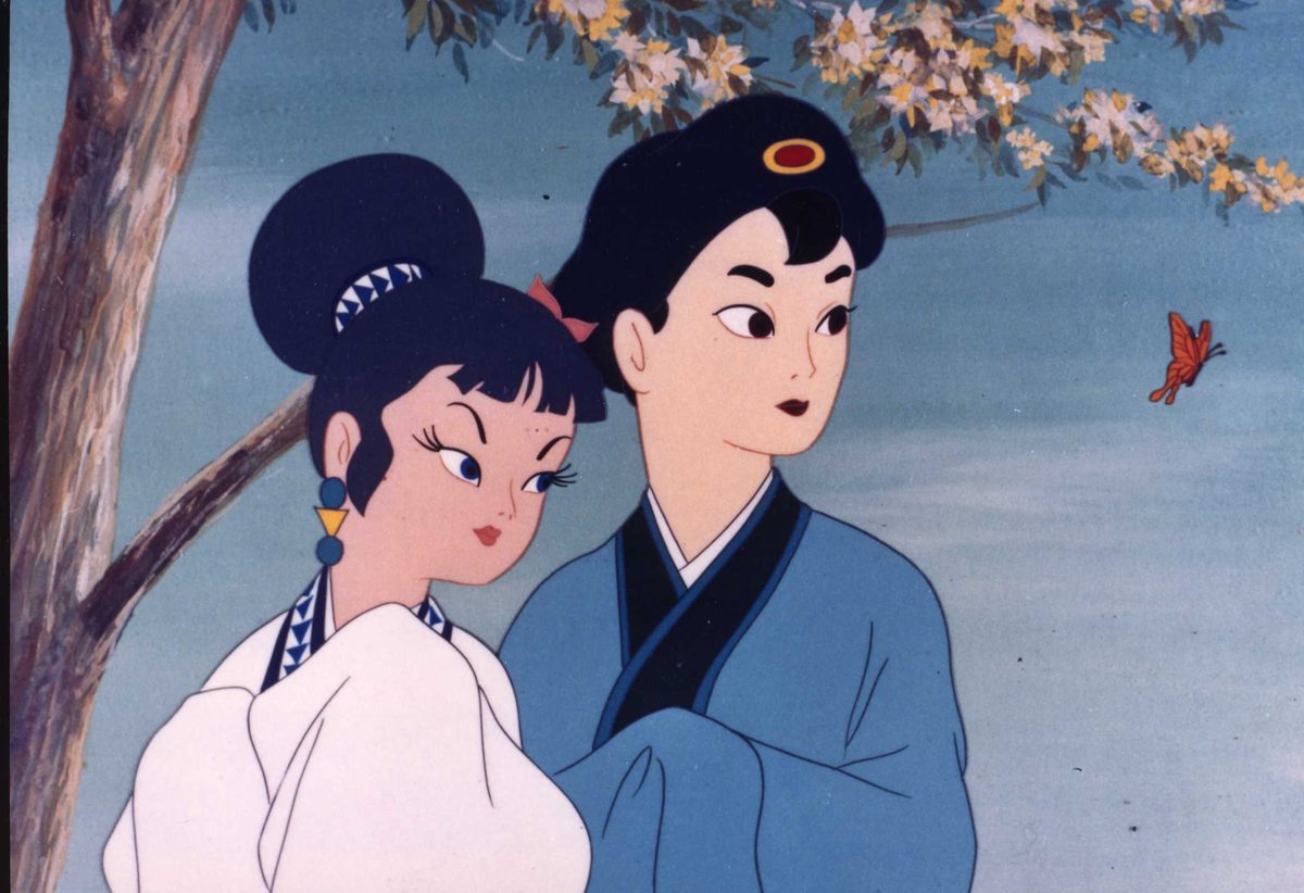 公式サイトの上映作品ページに掲載された『白蛇伝』(1958年) の場面。桜の枝の下で、白い着物の女性と青い着物の青年が並んで立つアニメーションの一場面