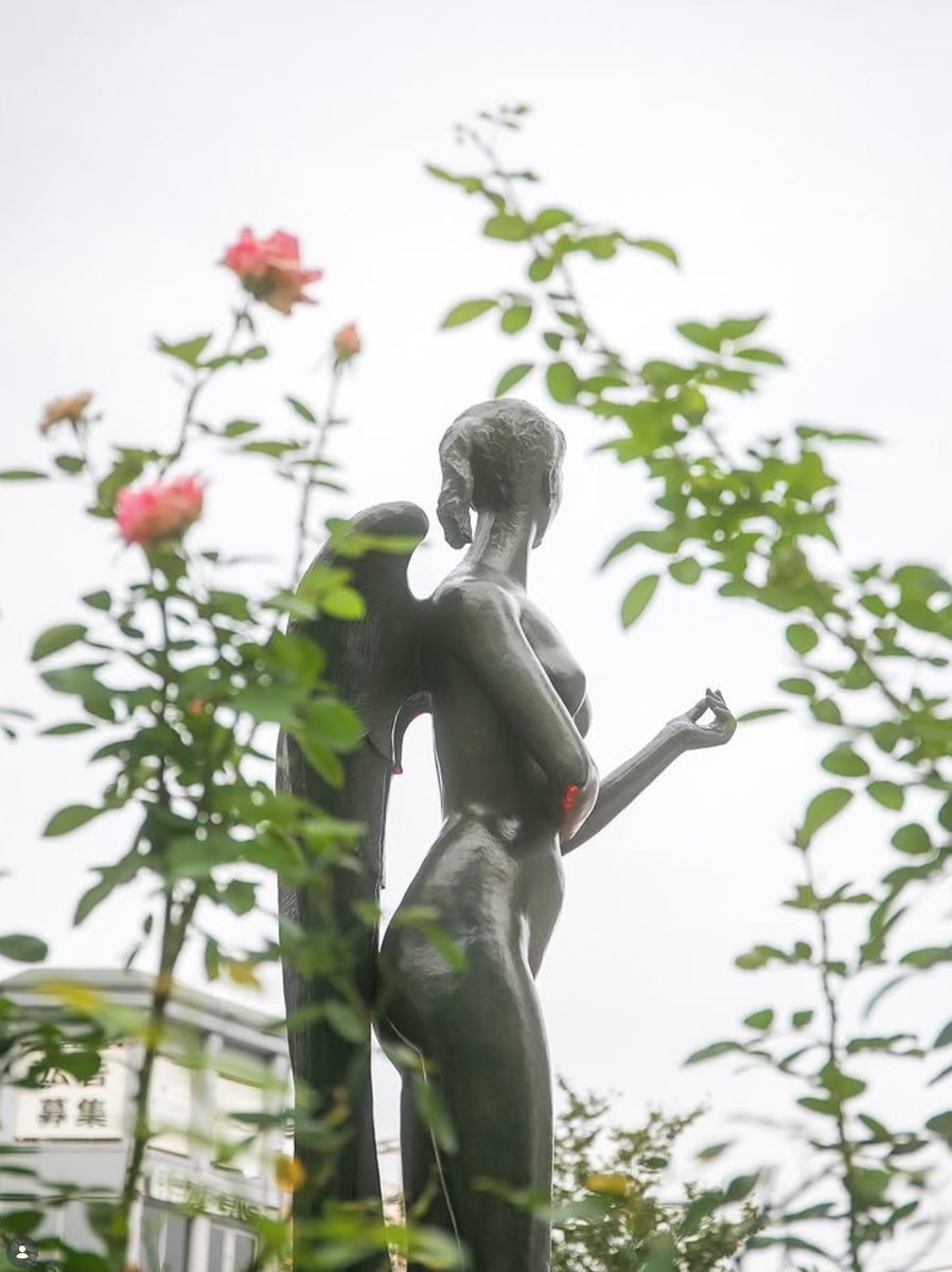 女神まつり公式サイトのメインステージ紹介で公開された写真。バラの枝と花の向こうに、自由が丘駅前の女神像が立っている