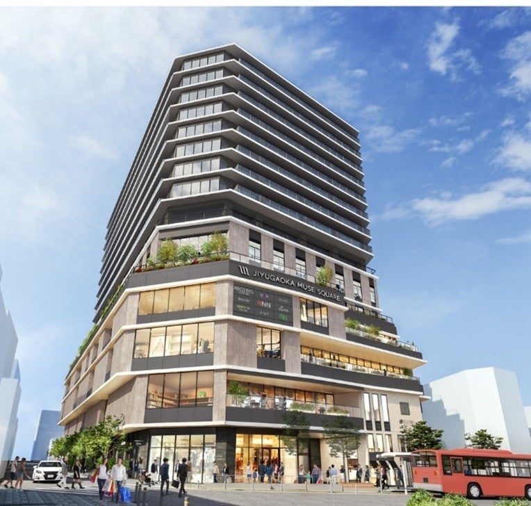 低層部にガラス張りの店舗と植栽、上層に住宅階が積み上がる15階建ての建物を通りの角から見上げた完成予想図