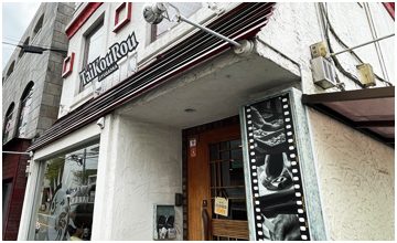 Tai Kou Rou JIYUGAOKA店の外観、店舗看板と入口が写る