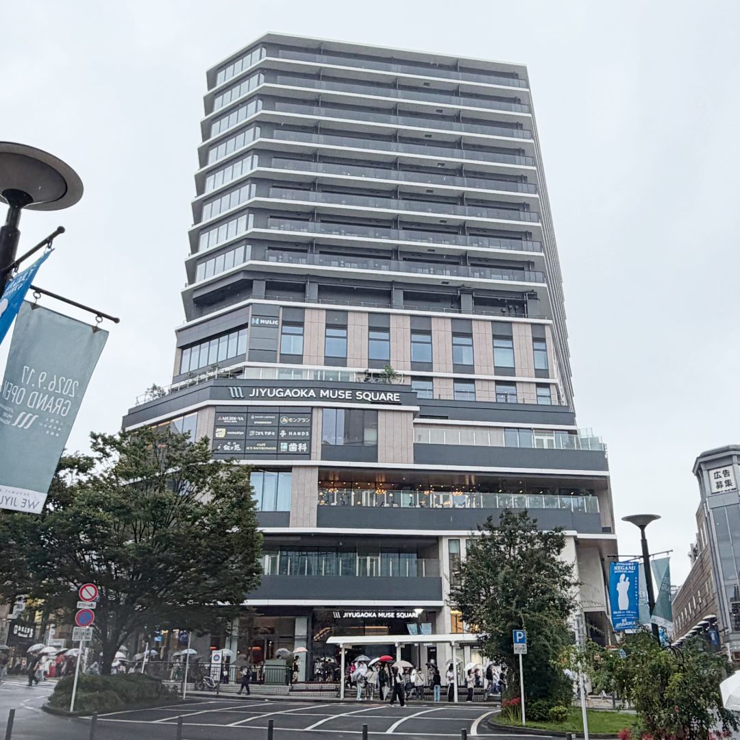 プレスリリースで公開された自由が丘ミューズスクエアの外観。駅前ロータリー側から見上げた高層棟で、低層部に「JIYUGAOKA MUSE SQUARE」の文字が掲げられている