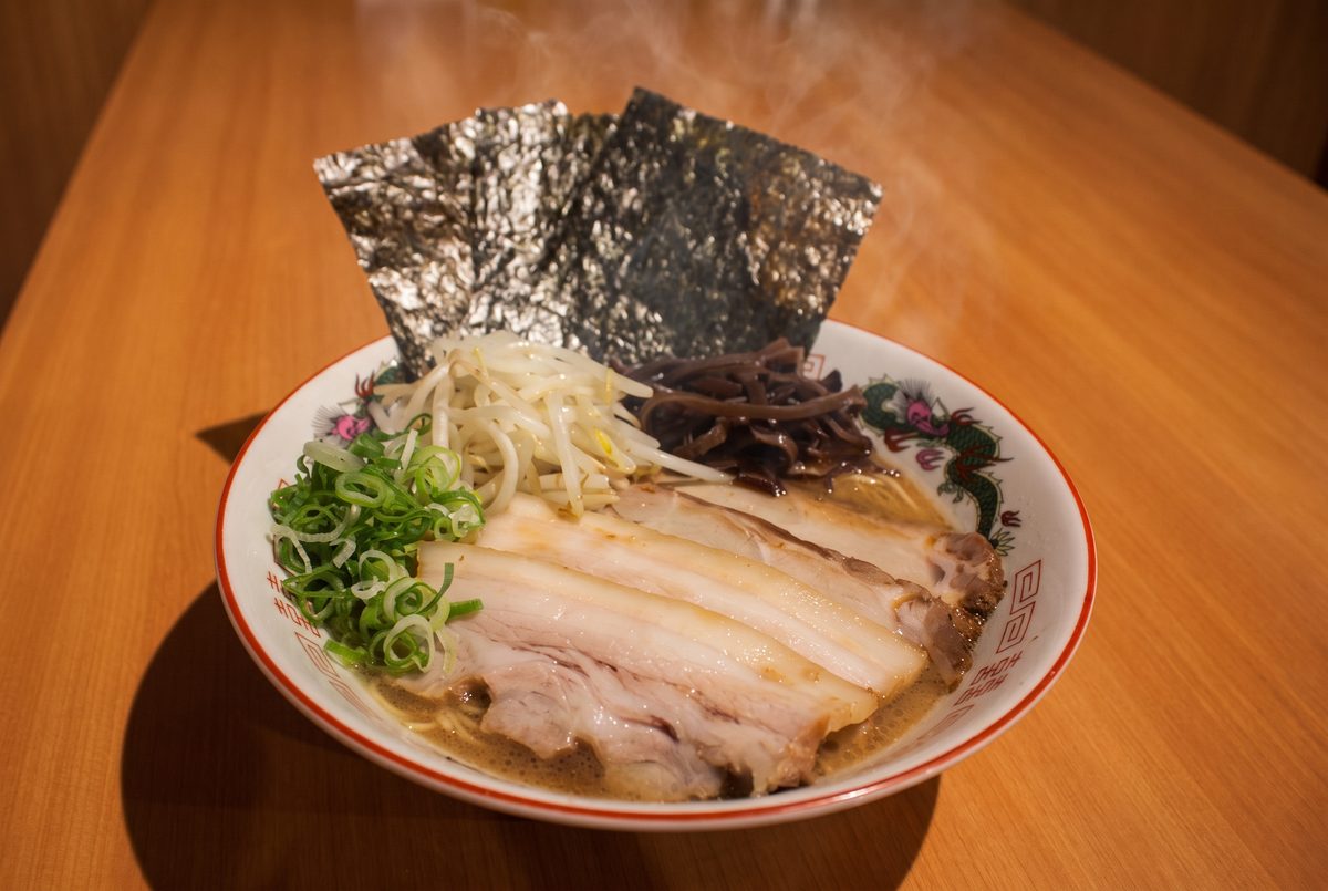 開店時のプレスリリースで公開されたらーめん。赤い縁取りの白い丼に、海苔3枚、チャーシュー、もやし、きくらげ、青ねぎがのる