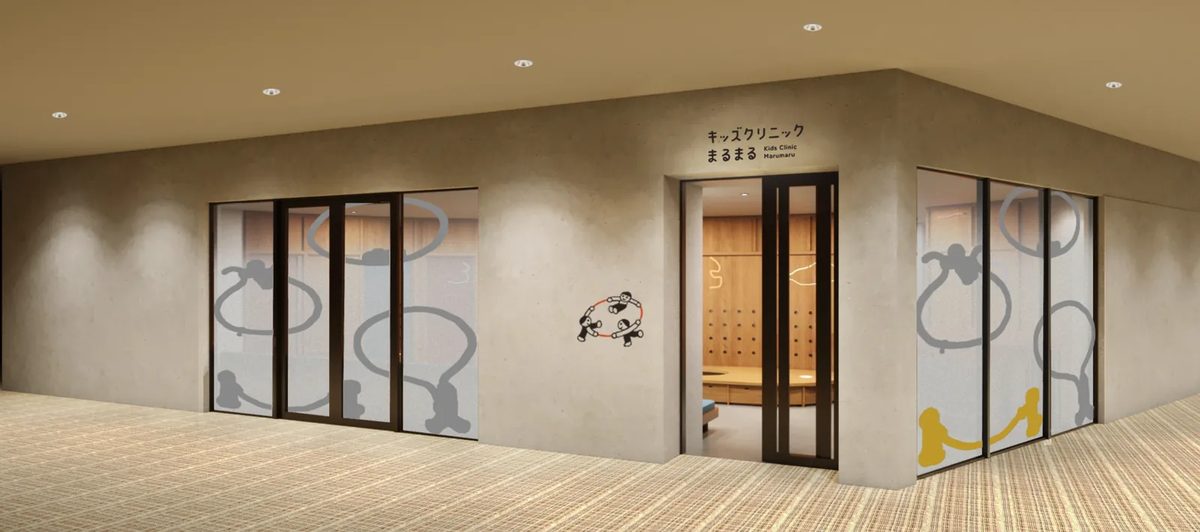 公式サイトに掲載された入口の完成予想図。グレーの壁に「キッズクリニック まるまる」のサイン、キャラクターを描いたガラス扉が並ぶ