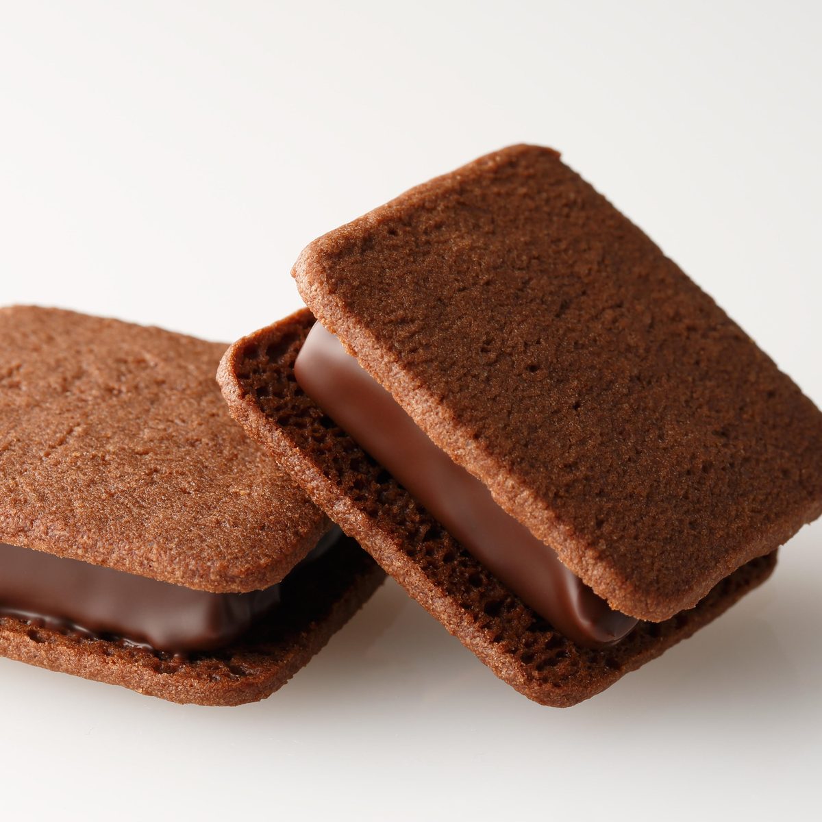 プレスリリースで公開された生チョコクッキーサンド「ショーコラ」。2枚のクッキーの間に生チョコレートの層が見える