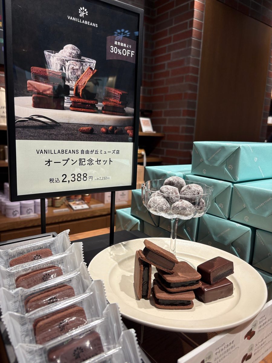 プレスリリースで公開された店頭の様子。「VANILLABEANS 自由が丘ミューズ店 オープン記念セット 税込2,388円」「通常価格より30%OFF」と書かれた案内板の横に、ショーコラやスノーボールが並ぶ。奥の壁は赤レンガ調